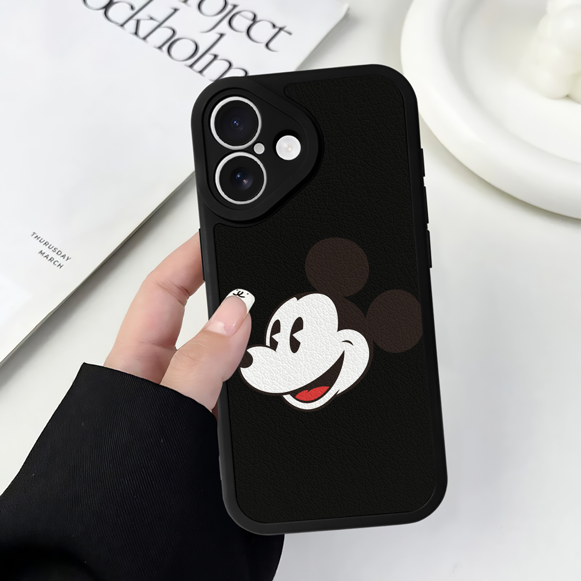 （画像用） ミッキーマウス Mickey Mouse 【iPhone 16シリーズ対応】シリコンスマホケース（レザー調） 材質：シリコン